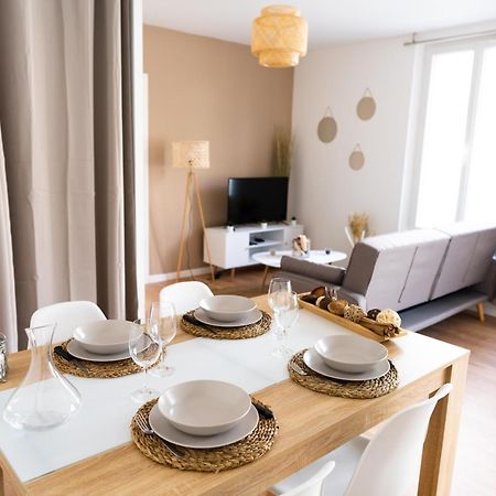 Spacieux Appartement Avec Parking Prive A Saumur Exterior foto