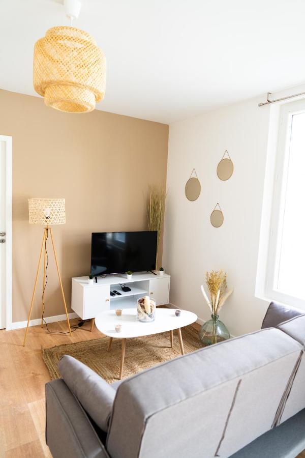 Spacieux Appartement Avec Parking Prive A Saumur Exterior foto