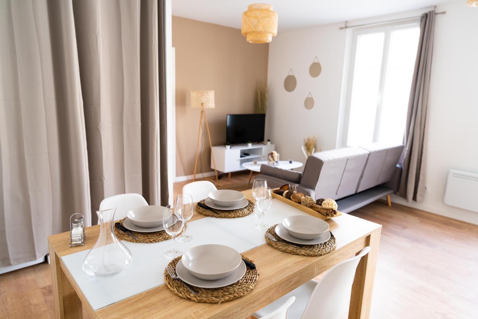 Spacieux Appartement Avec Parking Prive A Saumur Exterior foto